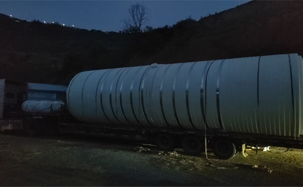 宁县圆桶运输途中